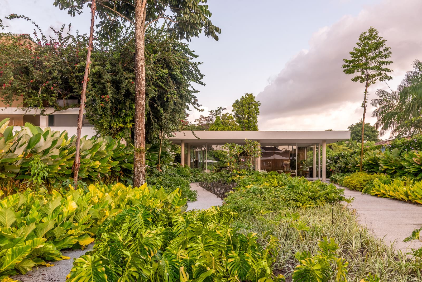 Architecture as Journey: A Lakeside House Built Around the Act of Walking