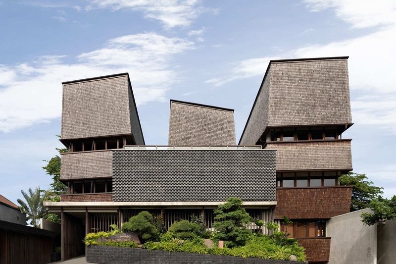 How a Bali Retreat Translates Forest Exploration Into Built Form