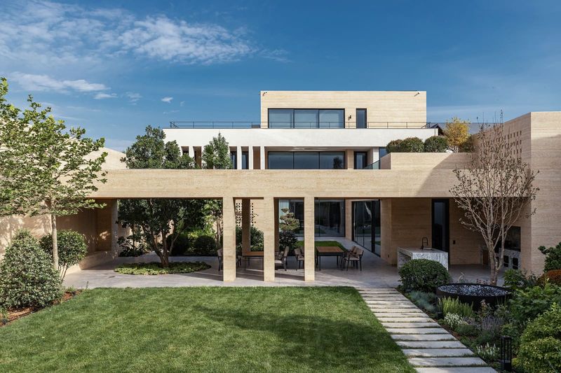 Between Canal and Mahalla: A Tashkent Residence Frames Two Worlds