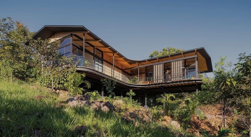 Building Lightly: A Costa Rican House That Floats Above the Slope