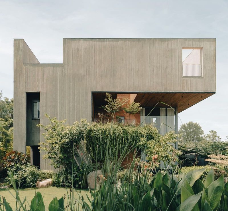 Carved From a Single Volume: A Family House That Grows Its Own Climate