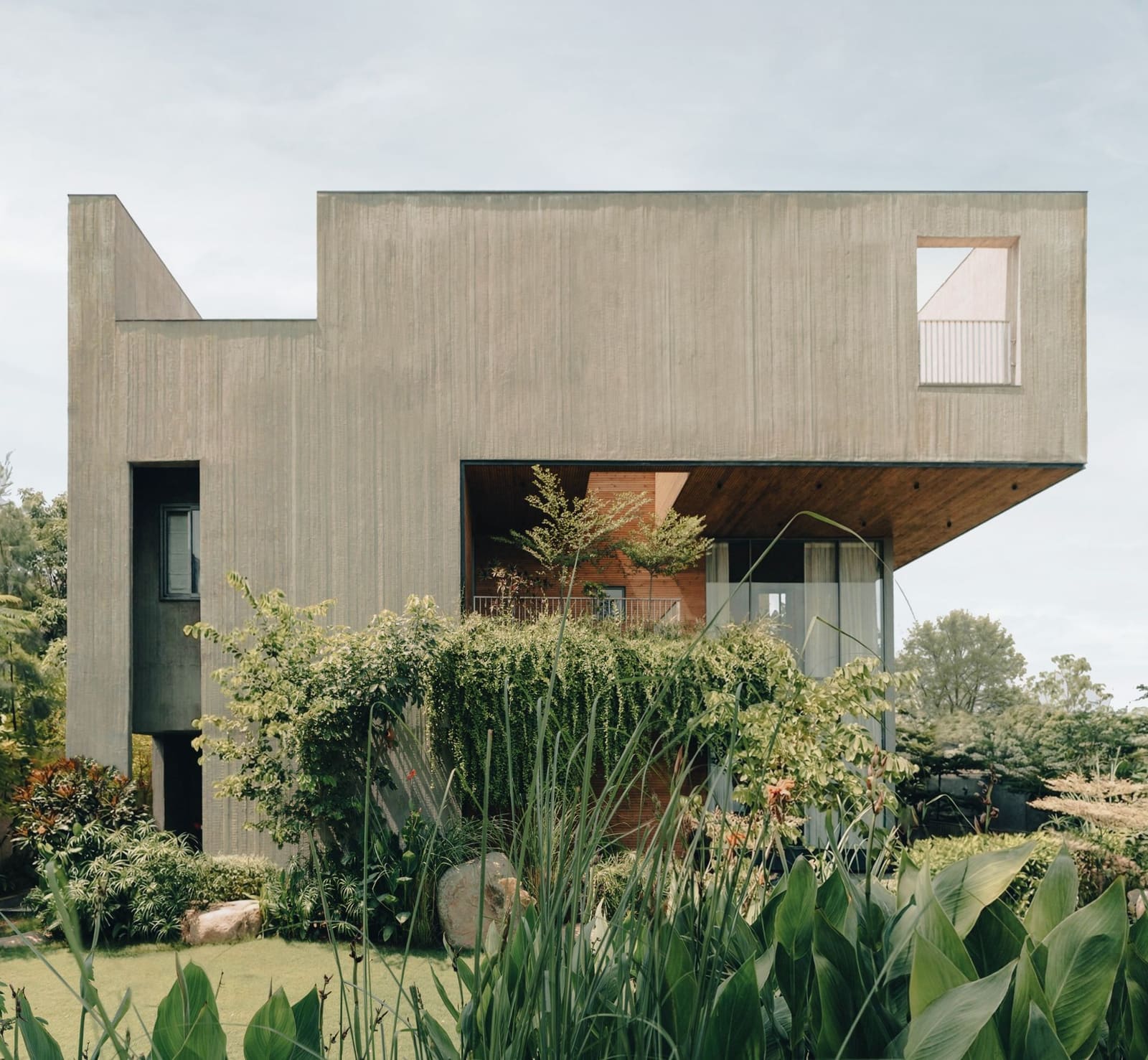 Carved From a Single Volume: A Family House That Grows Its Own Climate