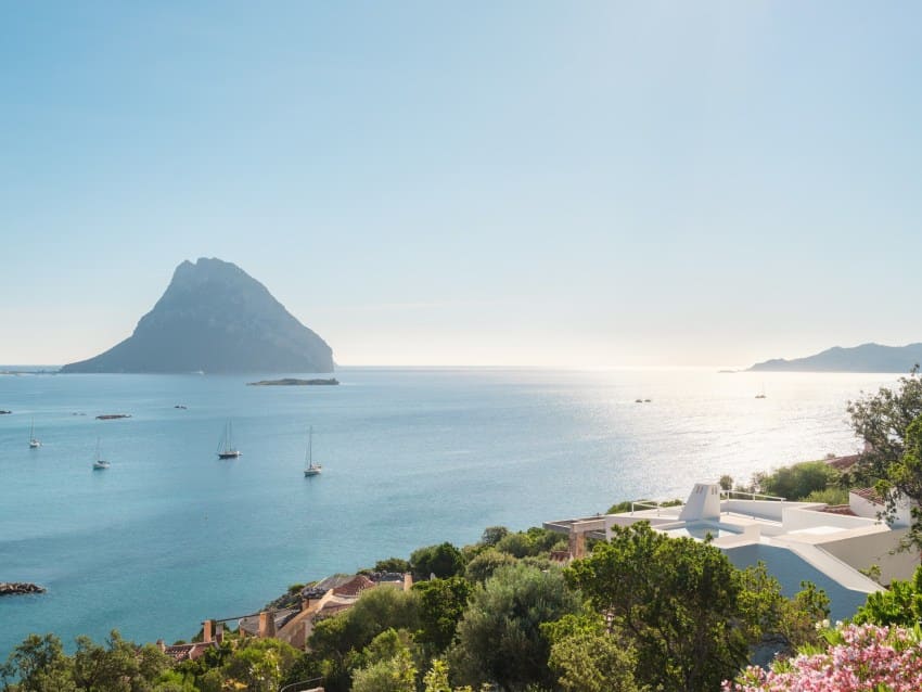 How a Central Void Reorients a 1970s Sardinian House Towards Its Coastal Landscape