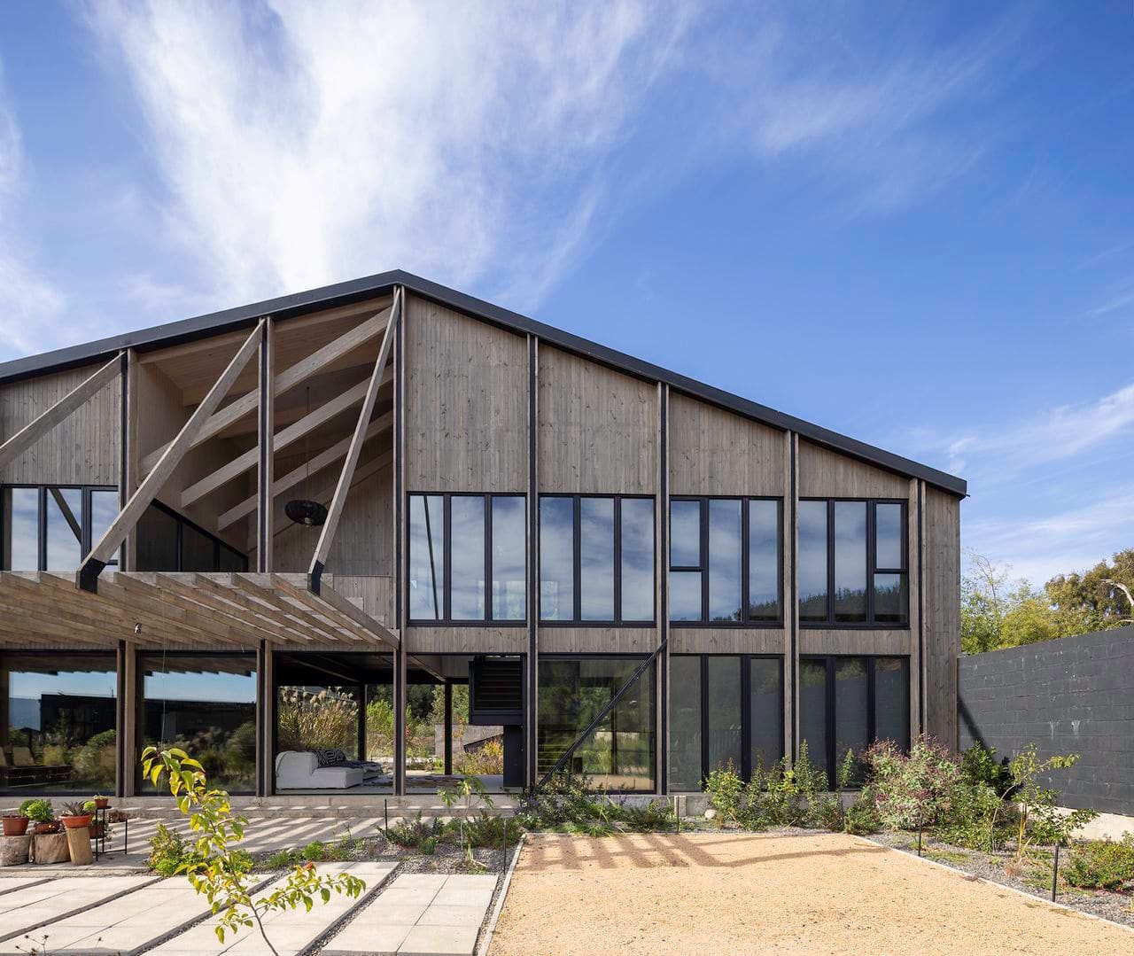 Where Timber and Terrain Meet: A Chilean Lakeside Retreat Built for Immersion