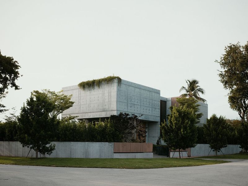 Concrete Geometry and Spatial Paradox in Miami Beach
