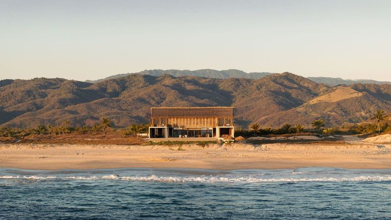 Concrete, Palm and Sea: How Opposites Shape a Mexican Beach House