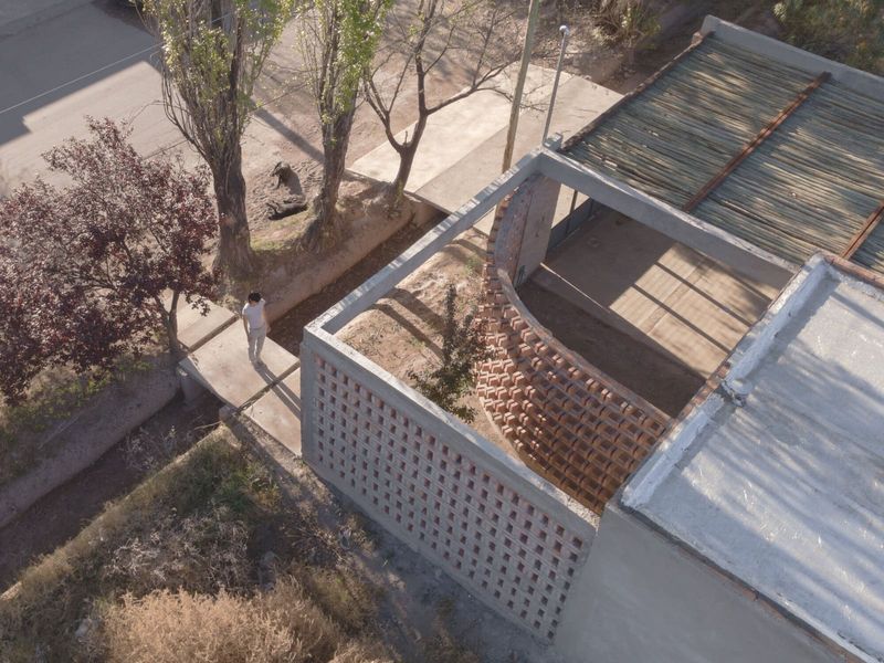 The Courtyard-Focused House That Rethinks Linear Living