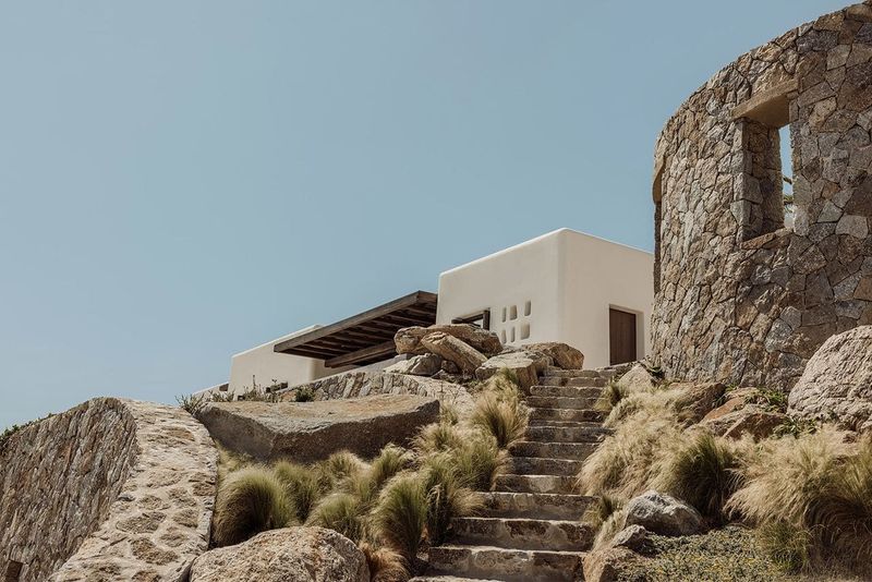 Between Solitude and Celebration: A Cycladic House That Balances Extremes