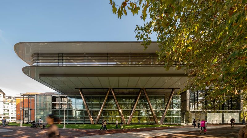 A Bridge Over History: Foster + Partners' Suspended Gallery in Bilbao