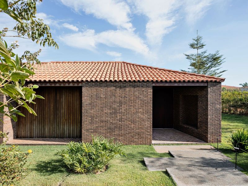 How a Courtyard Defines Daily Life in São Paulo