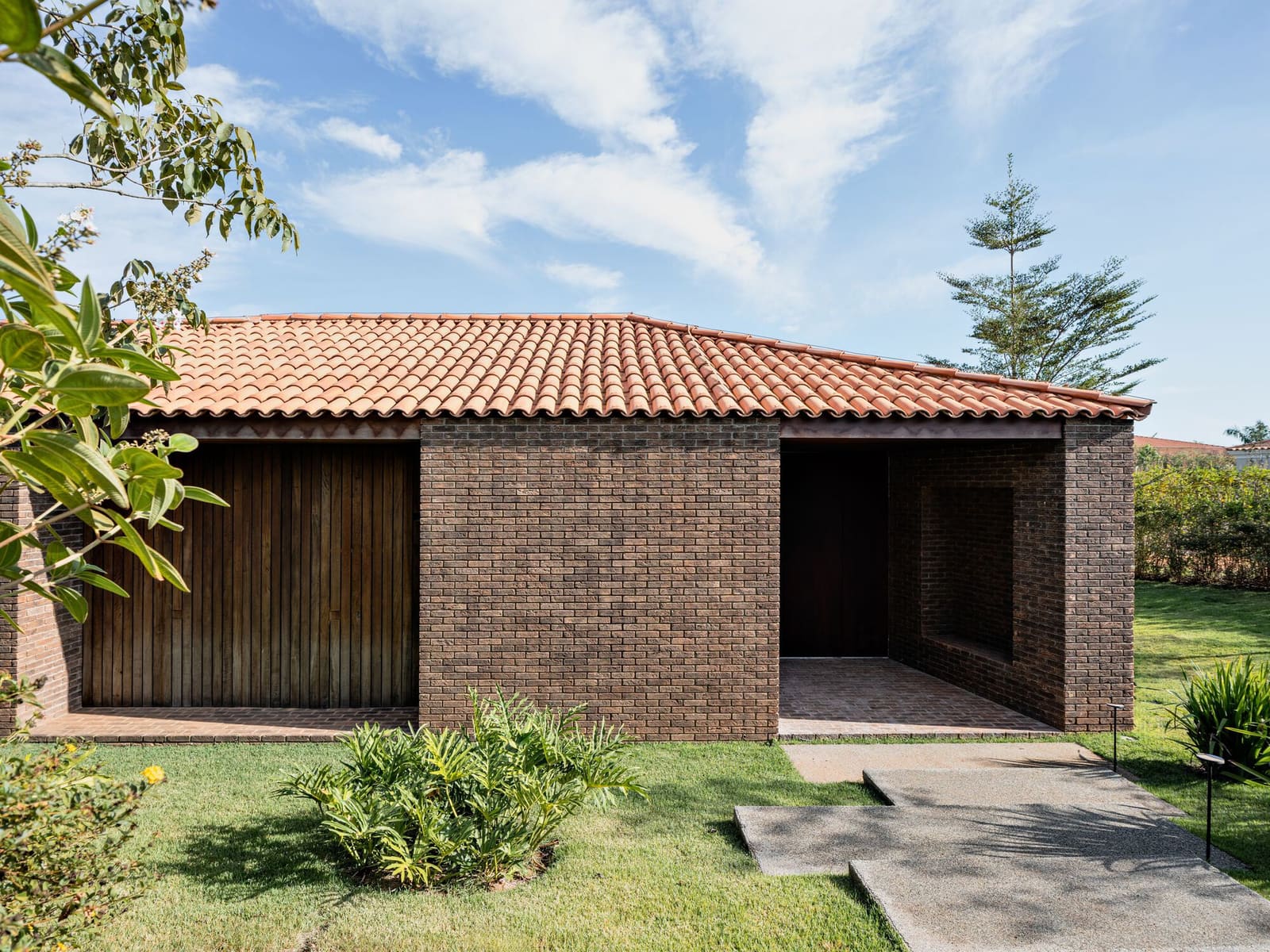 How a Courtyard Defines Daily Life in São Paulo