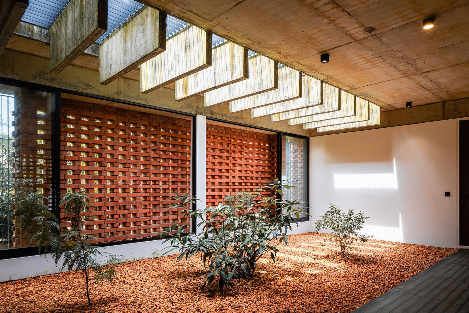 How Perforated Brick Screens Redefine Interior Climate in Contemporary Indian Houses