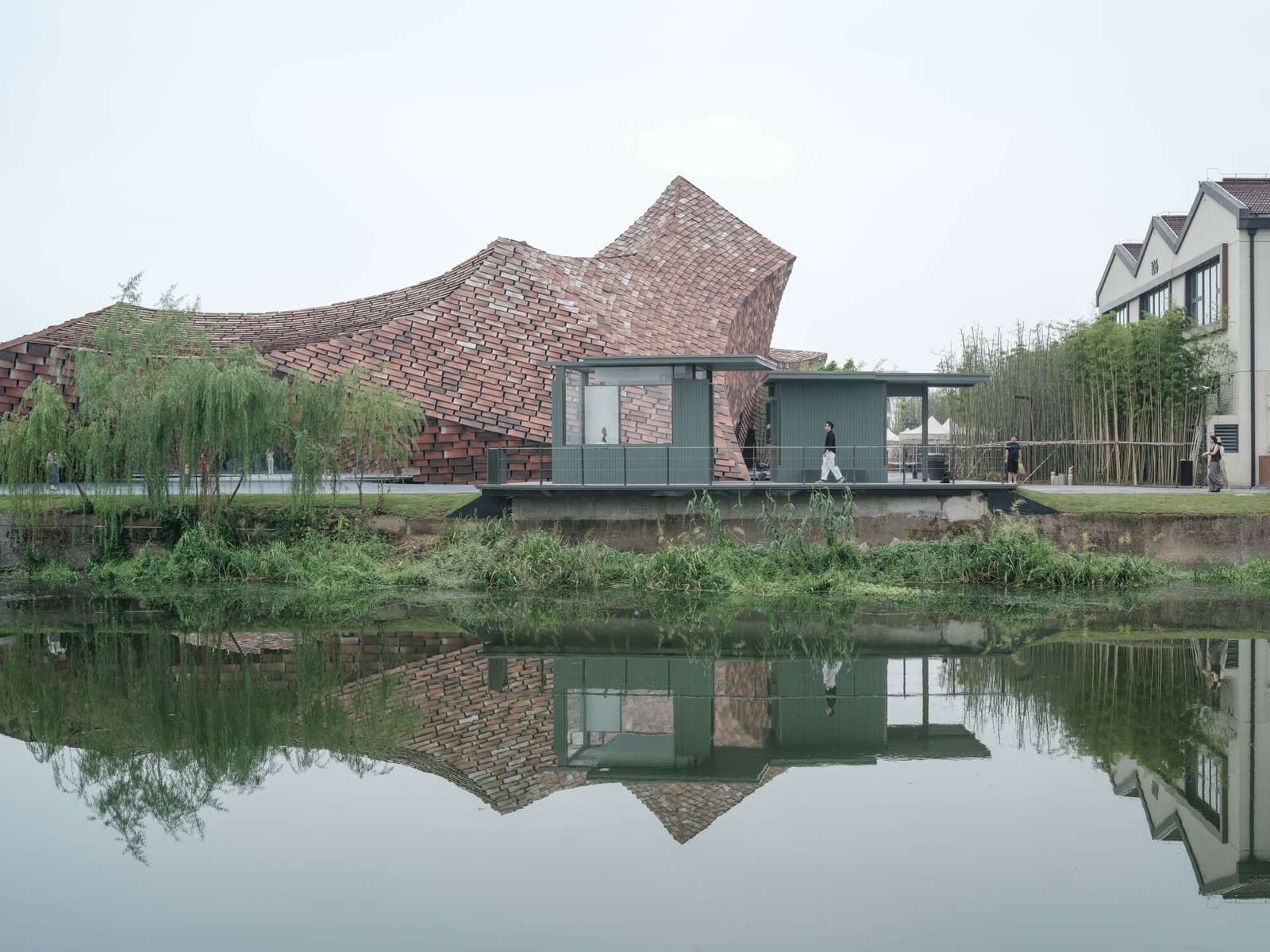 A Riverside Pavilion Reimagines the Chinese Courtyard Garden