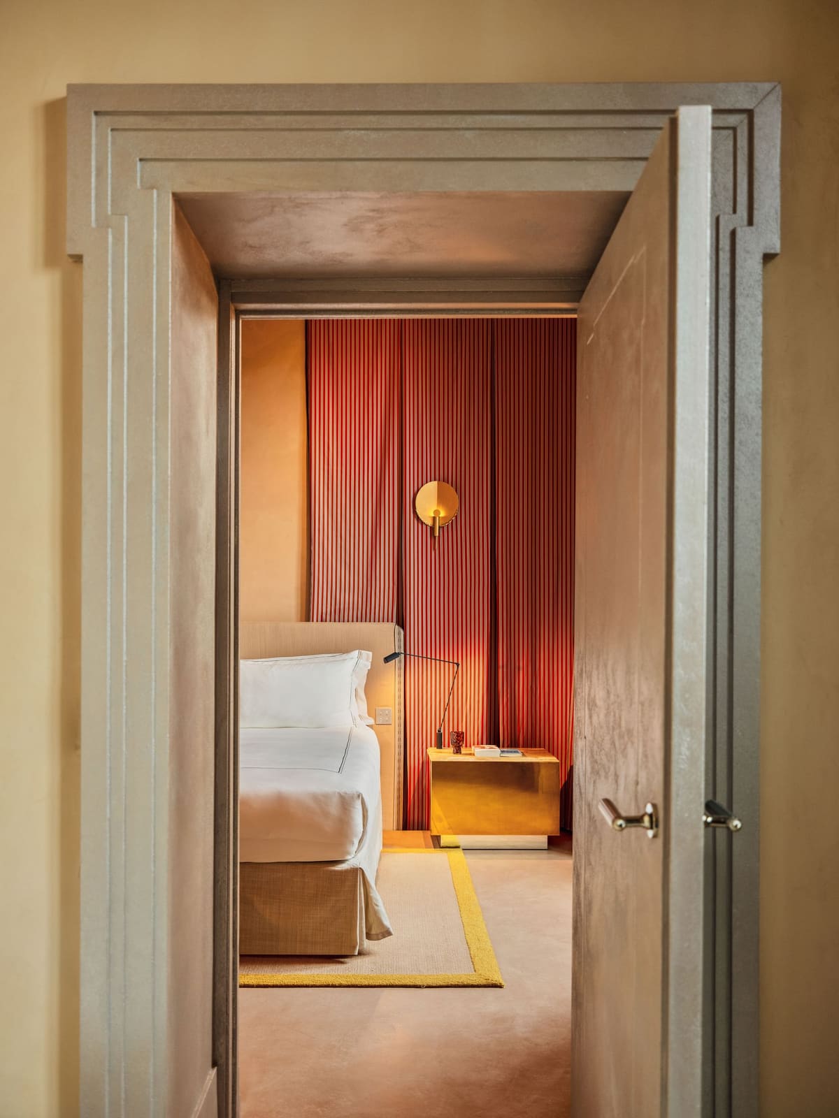 How Rodolphe Parente Turned a Roman Bank Into a Study in Material Duality