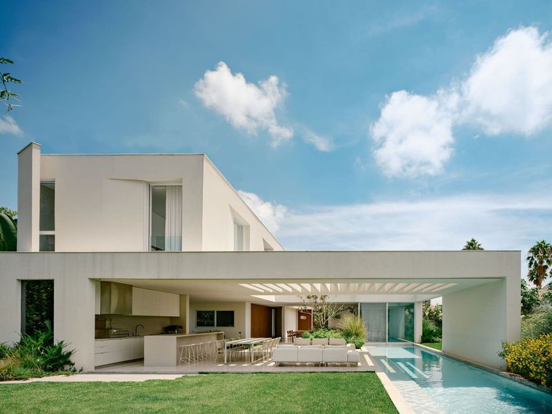 Simplicity Through Subtraction: A Minimalist House in São José dos Campos
