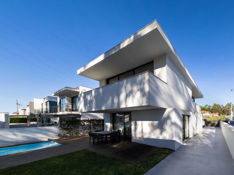 How a Suburban Lot in Portugal Became a Study in Light and Restraint
