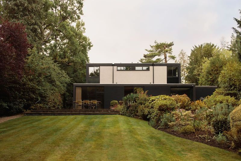 How Terrazzo and Marble Shelving Define Timeless Modernism in a Hampstead House