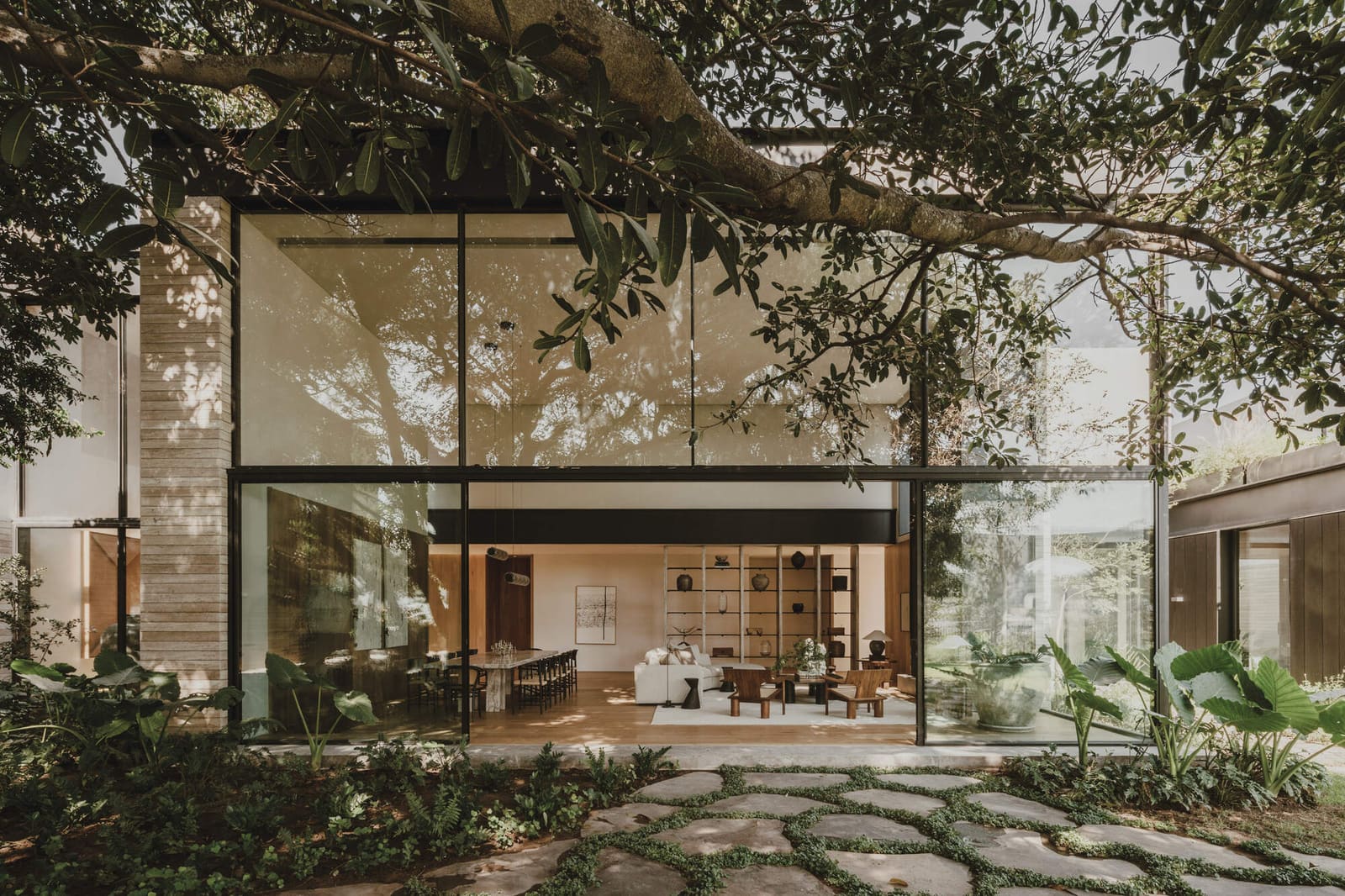 When Beauty Becomes Structure: A Guadalajara Residence Tests Architecture's First Principles