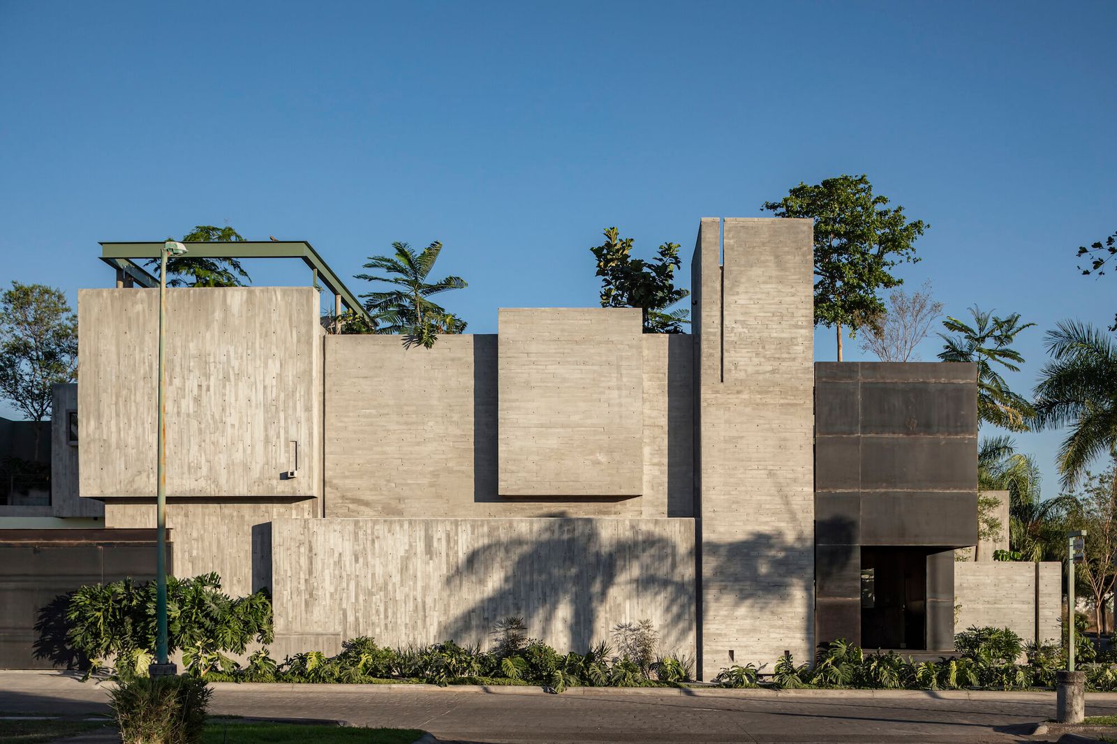 Di Frenna Arquitectos: An Atelier of Raw Light and Material Honesty