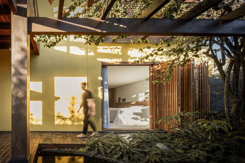 When Vertical Living Stops Making Sense: A 45-Square-Meter Beach House Rethinks Its Floors