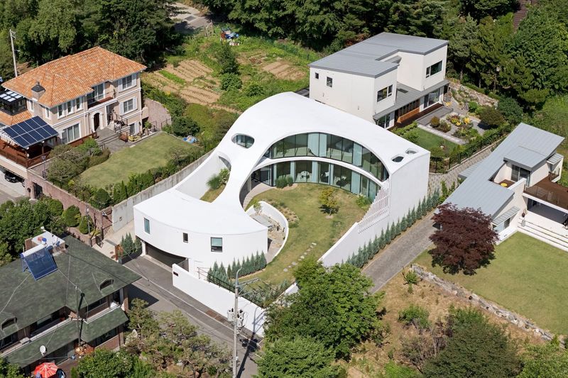 A Hillside Home That Borrows from the Forest