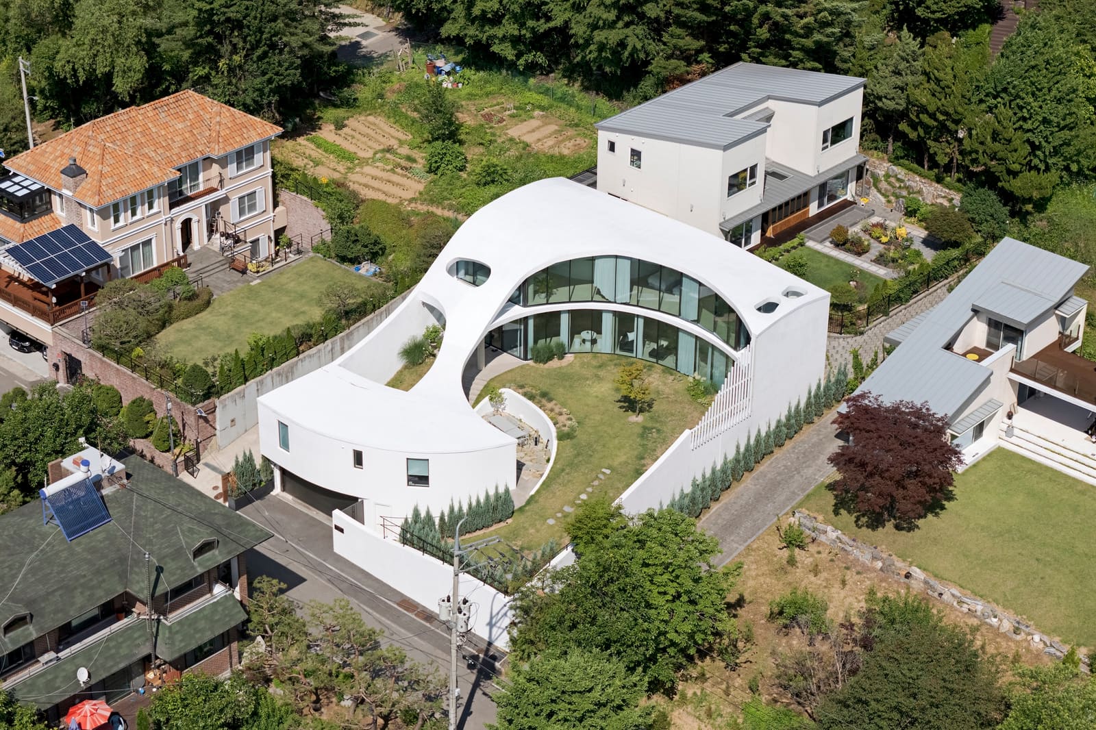 A Hillside Home That Borrows from the Forest