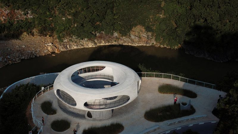 HCCH Studio Curves the Huizhou Horizon into a Resting Loop