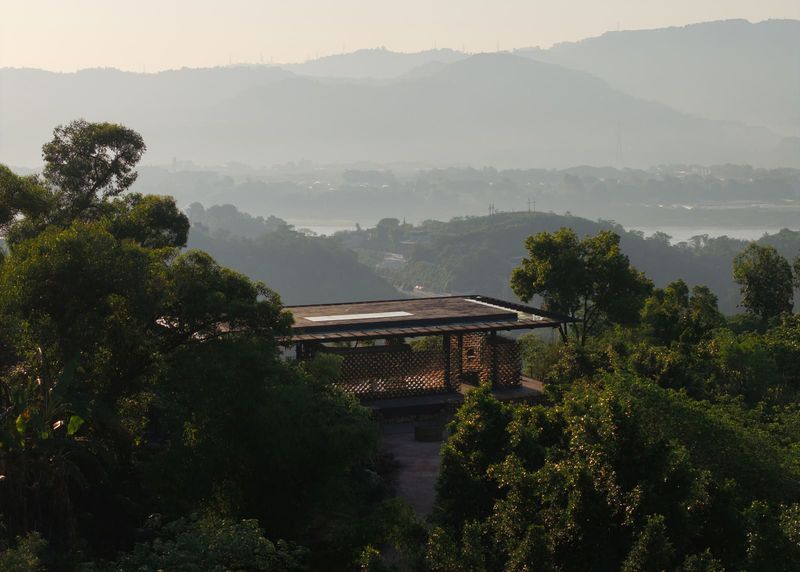 A Cliffside Pavilion Where Buddhist Heritage Meets the Yangtze