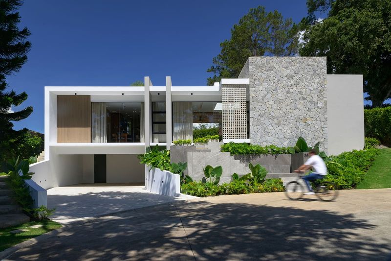Casa L.A. Bridges Interior Flow and Mountain Context in Jarabacoa