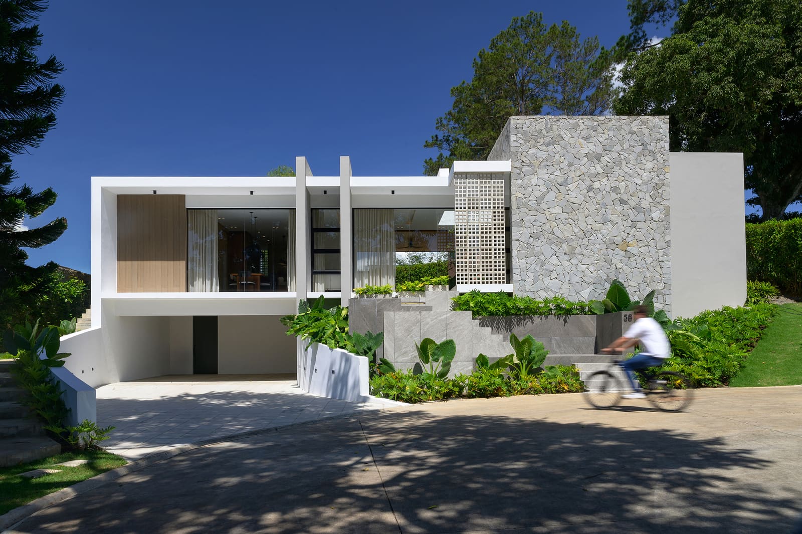 Casa L.A. Bridges Interior Flow and Mountain Context in Jarabacoa