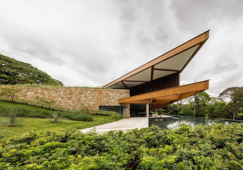 Tangram House: TETRO Arquitetura Composes a Geometric Home Rooted in Landscape