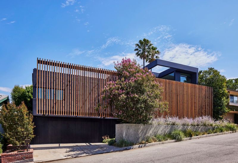 Building Between Granite and Oak: A Hillside House That Lets the Landscape Lead