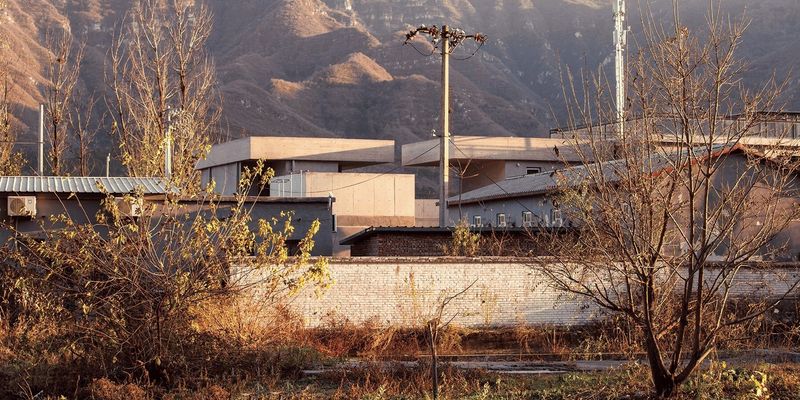 Architecture in Dialogue with Village Life: Riverside House by Xiān Architects