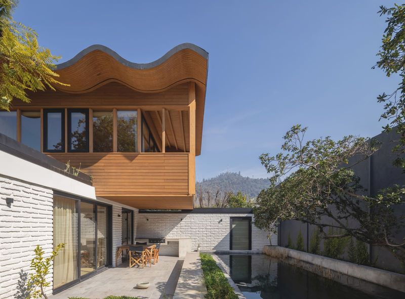 When a 1960s Santiago Home Learns to Live with Shadow