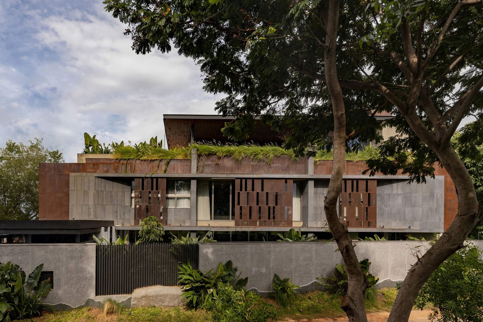 When Architecture Borrows From the Skyline