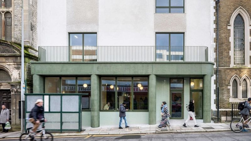 When Architecture Steps Back to Let Community Lead