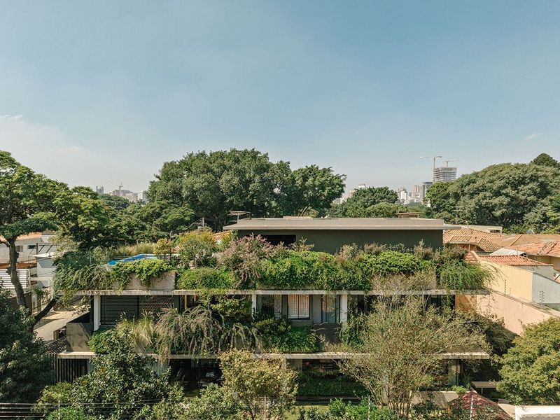 When Architecture Yields to the Garden: A Four-Storey Residence in São Paulo