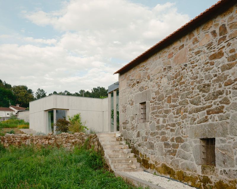 Where the Land Shapes the House: A Portuguese Dwelling Carved Into the Slopes