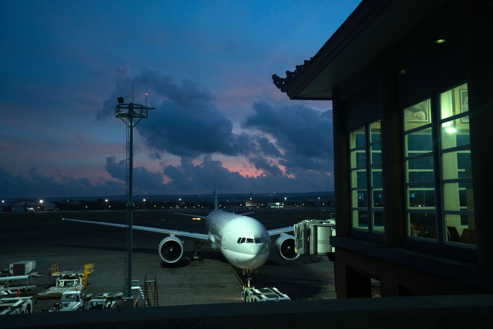 Alaska Airlines Bets on Lie-Flat Seats to Compete on Long-Haul Routes