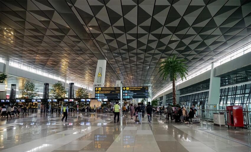Indonesia's Anak Krakatau Disrupts Nearly 3,000 Flights as Volcanic Ash Closes Eight Airports