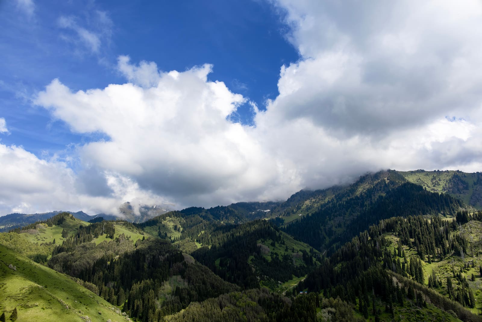 Kazakhstan Builds Roads, Runways and Routes to Draw More Visitors