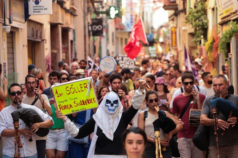Sóller Residents Block Streets as Tourism Tensions Return to Mallorca