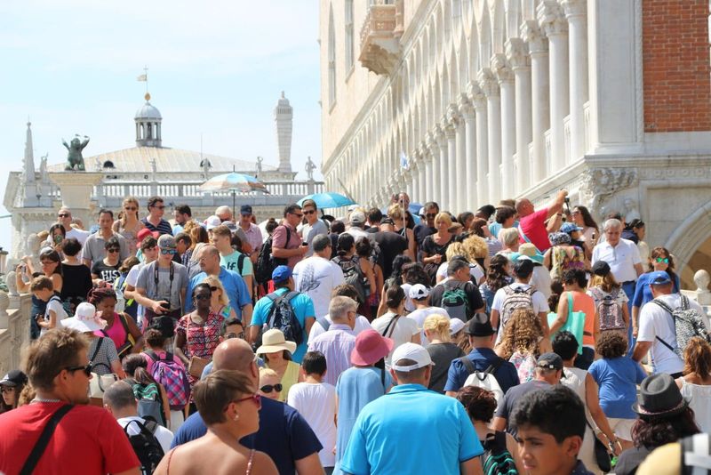 Venice Weighs Sixfold Fee Hike as €5 Charge Fails to Slow Visitor Numbers