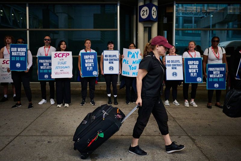 WestJet Cabin Crew Walk Out Over Ground-Time Pay